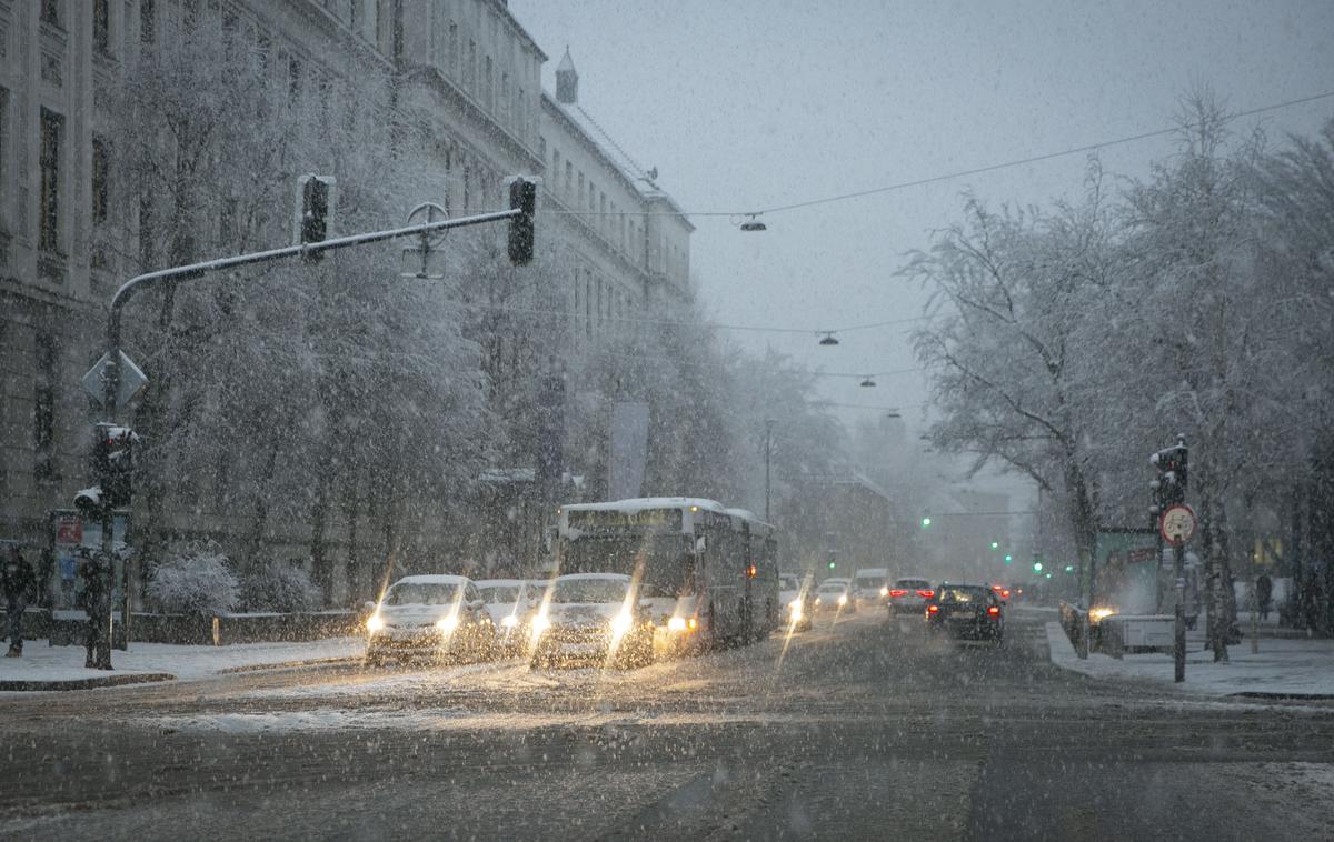 Sneg v Ljubljani. Sneženje. Promet. | Dež je v sneg začel prehajati v zgodnjih večernih urah, meteorologi pa napovedujejo, da bi lahko po nižinah zapadlo do deset centimetrov snega. | Foto Bojan Puhek