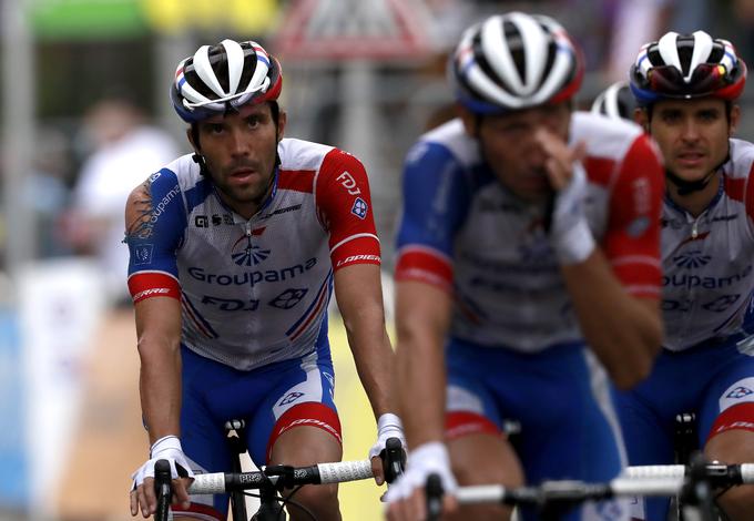Thibaut Pinot, eden od osrednjih favoritov za skupno zmago, je v prvi etapi prav tako padel.  | Foto: Reuters