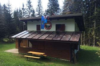 Zavetišče gorske straže na Jelencih (1185 m)