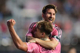 Med romantičnim zmenkom v Barceloni ju je presenetil Messi #video