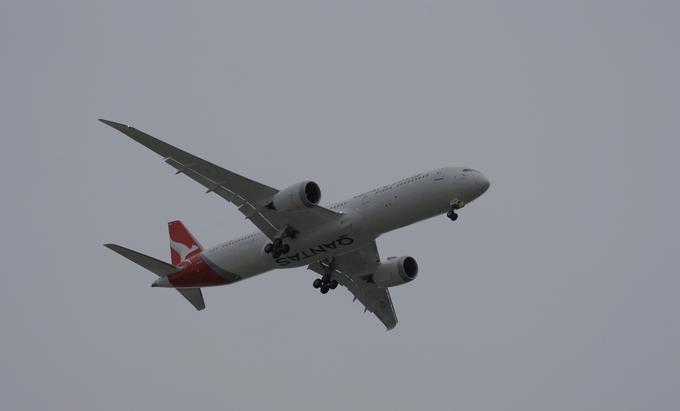 Qantas je novembra lani opravil pot iz Sydneyja do Londona brez postanka v devetnajstih urah. Ker so z današnjim dnem prizemljili vsa letala vsaj do konca maja, ta linija komercialno ne bo zaživela. | Foto: Reuters