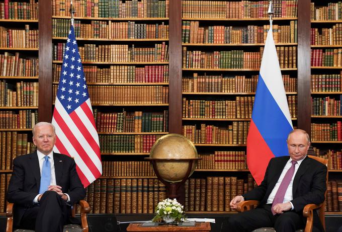 Julija lani sta se v Ženevi srečala Joe Biden in Vladimir Putin. Pred pogovorom sta se tudi rokovala, med pogovorom, ki sta ga opravila brez zaščitnih mask, pa sta sedela zelo blizu drug drugemu. Kot kaže, se takrat Putin še ni bal okužbe s koronavirusom. | Foto: Reuters