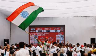 Narendra Modi v Indiji razglasil zmago na volitvah. Nima pa lastne večine #video