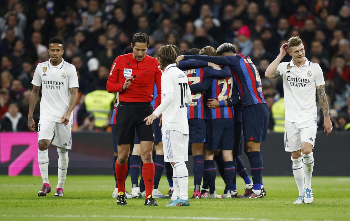 Real Madrid - Barcelona | Barcelona se je veselila zmage na kultnem madridskem stadionu Santiago Bernabeu. | Foto Reuters