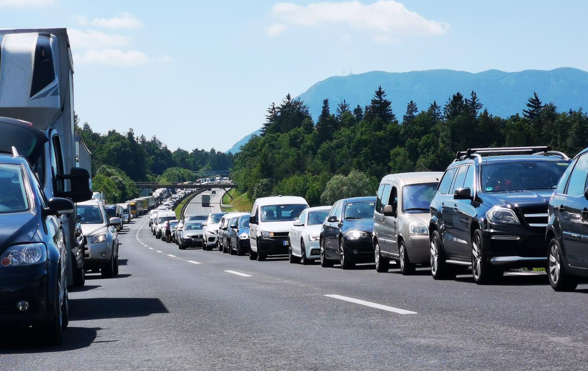 Zastoj primorska avtocesta | Na primorski avtocesti je upočasnjen promet z zastoji v obe smeri.  | Foto STA