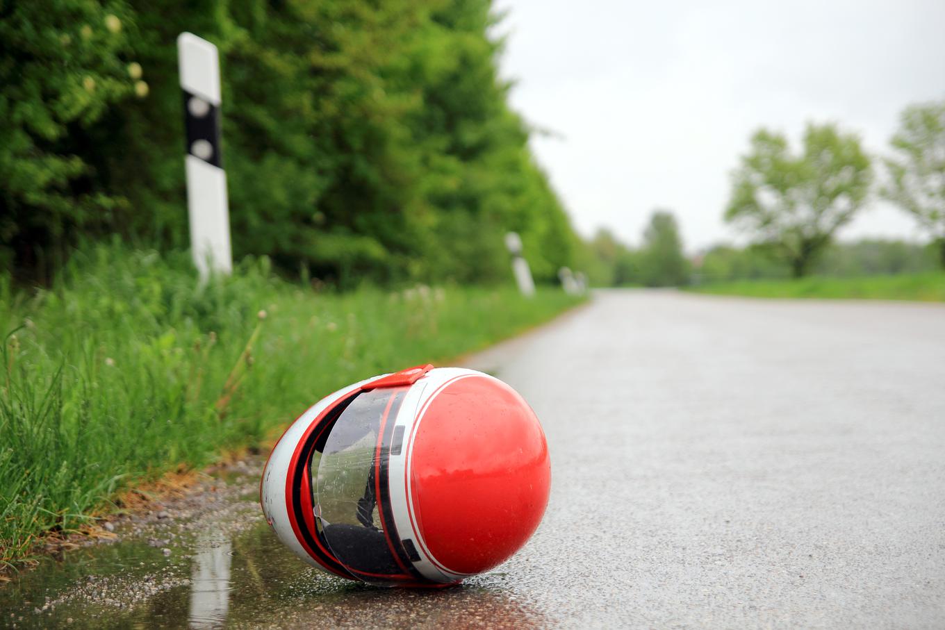 Tragična smrt na cestah: v prometnih nesrečah umrl motorist