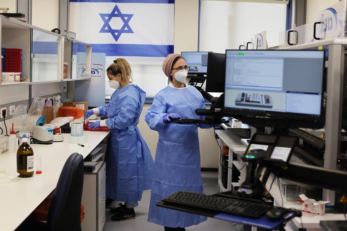 Izrael cepljenje | Trenutno ima težji potek bolezni 688 oseb. | Foto Reuters