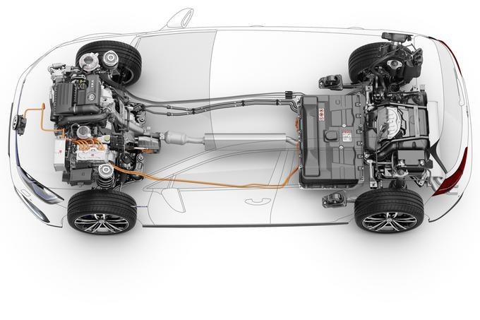 Priključni hibrid golf GTE: visokonapetostna baterija (8,7 kWh) je postavljena pod zadnje sedeže, pod prtljažnikom pa je rezervoar za gorivo. Spredaj je 1,4-litrski bencinski TSI motor (110 kW in 250 Nm), šeststopenjski DSG menjalnik ima integriran tudi elektromotor (75 kW), električna vtičnica za polnjenje je nameščena spredaj pod volkswagnov logo. | Foto: Volkswagen