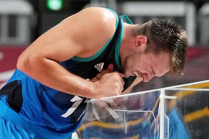 Luka Dončić se je zaletel v pleski steklo, vendar nadaljeval z igro. | Foto: Reuters