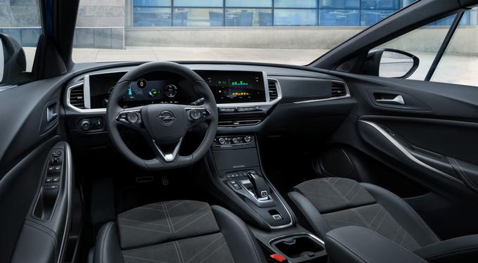 V notranjosti je velika novost dvojni digitalni zaslon, združen v en voznikov kokpit. | Foto: Opel