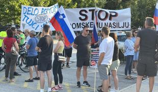 Množica na shodu v Šentjerneju zahtevala ukrepe za reševanje romskih vprašanj