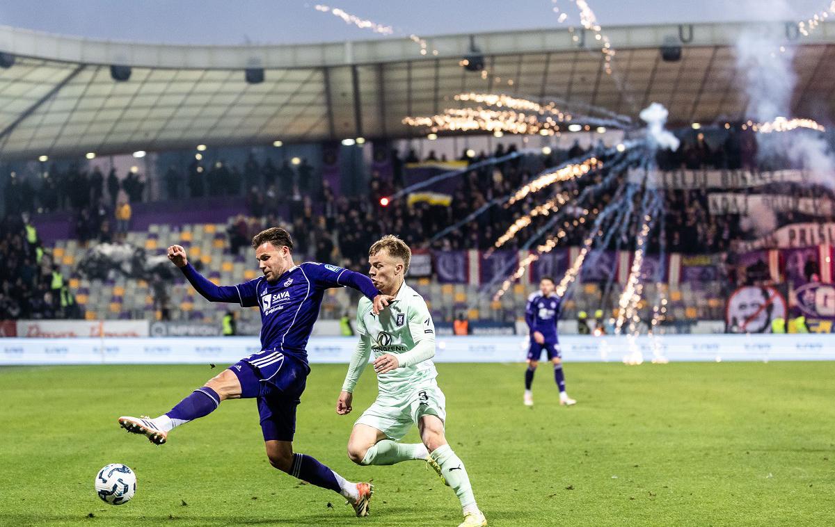 Maribor Olimpija | Večni derbi med Mariborom in Olimpijo je potekal v divjem ozračju. Nogometaše je med srečanjem "pozdravil" celo ognjemet. | Foto Jure Banfi
