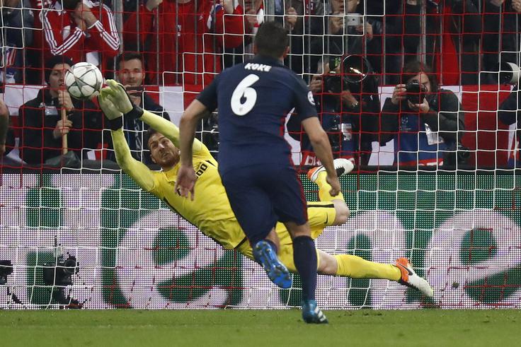 Oblak je leta 2016 tako ubranil kazenski udarec Thomasu Müllerju. Takrat je Atletico v Münchnu zaostajal z 0:1 ... | Foto: Reuters