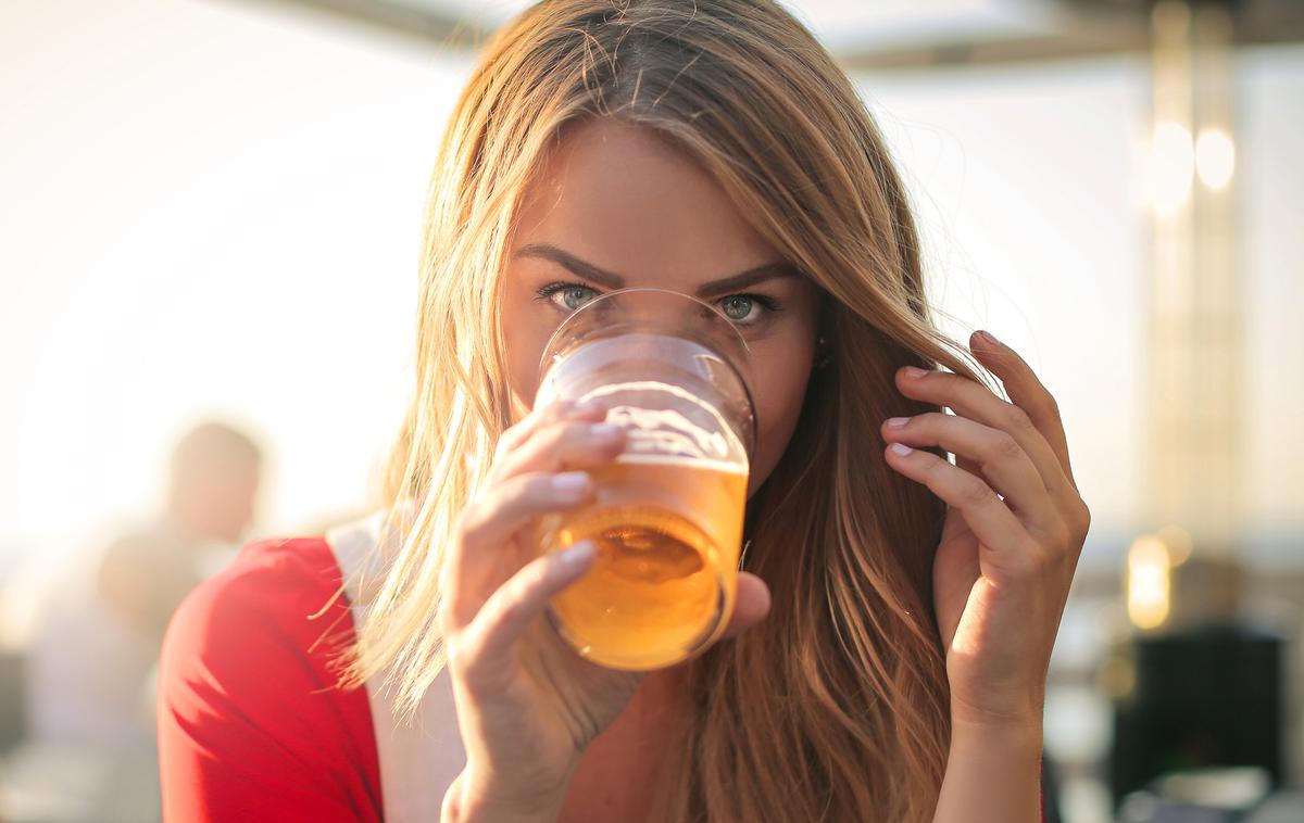 Pivo. Pitje alkohola. Dekle. | Foto Thinkstock