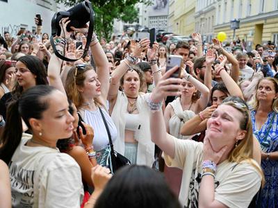 Odpoved koncertov jih ni ustavila: oboževalci Taylor Swift zavzeli ulice Dunaja #video