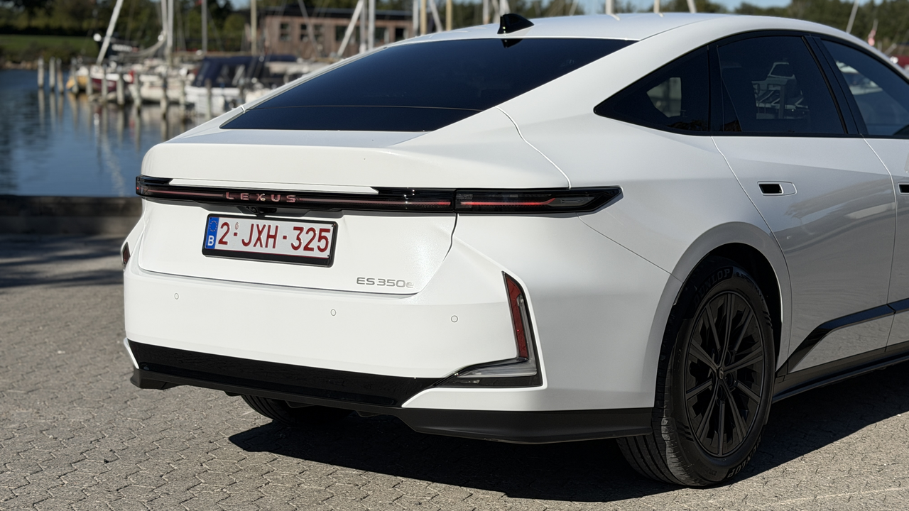 Prvi kilometri z novim lexusom ES: velik korak v novo smer, to ni več tipični lexus
