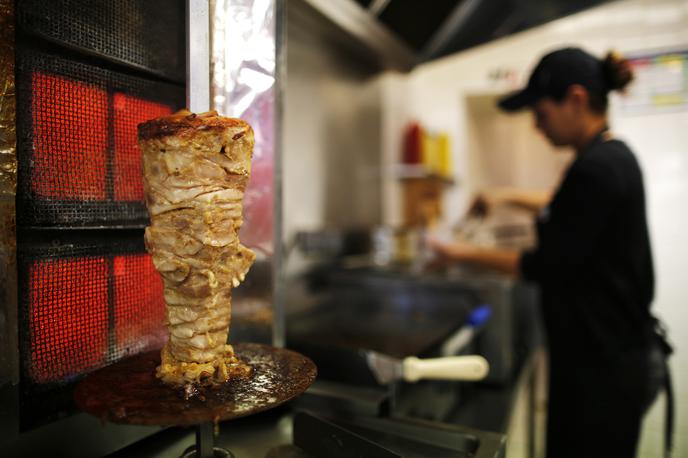 Kebab | Slovenski voznik kombija je želel na Hrvaško prepeljati meso za kebab iz Poljske, ki ni imelo ustreznih deklaracij. | Foto Reuters