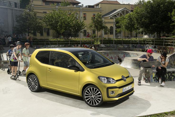 Z arhitekturnega vidika prenova najmanjšemu volkswagnu ni prinesla sprememb. Karoserija je namreč prostorsko še vedno med najbolj prepričljivimi v segmentu majhnih mestnih avtomobilov, so mu pa oblikovalci zaradi več vizualne dinamike namenili malce bolj ostre prehode med karoserijskimi površinami, nova odbijača in serijske dnevne LED-luči spredaj. Na novo so oblikovali tudi luči zadaj. | Foto: Volkswagen