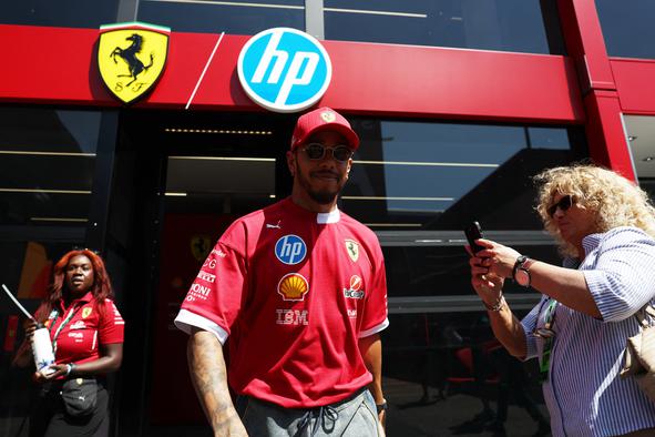 Lewis Hamilton pred prvo dirko pred tifozi z nenavadno potezo