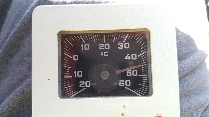 Temperatura v avtomobilu hitro preseže 40 stopinj Celzija. | Foto: 