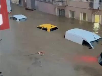 Grozljive razmere v poplavljenem Istanbulu: 14-letnik umrl zaradi električnega udara #video