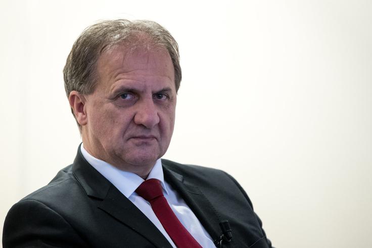 "Ko rečem, da bi pri tistih, ki zaslužijo več kot milijon, znesek nad milijonom obdavčil desetodstotno, me obsodijo, da hočem razbremeniti bogataše. Nihče ne razume, da bodo ti do enega milijona plačali pol milijona davkov. Tega v Sloveniji ne dojamemo," je bil kritičen Ivan Simič. "Tujci v Slovenijo ne bodo prišli, dokler se bo zakonodaja menjevala vsaki dve ali tri leta. Prišli bodo, ko bo zakonodaja stabilna deset ali petnajst let," je prepričan. | Foto: Matic Klanšek Velej/Sportida