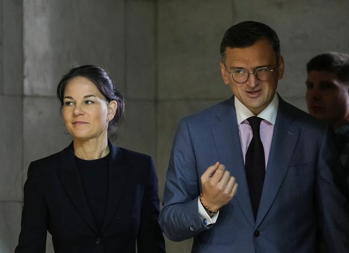 Nemška zunanja ministrica Annalena Baerbock in ukrajinski zunanji minister Dmitro Kuleba. | Foto: Reuters