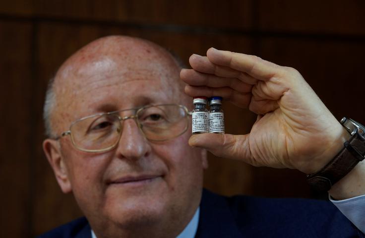 Cepivo Sputnik, ki ima uradno ime Gam-COVID-Vac, je razvil moskovski inštitut Gamaleja, ki ga vodi mikrobiolog Aleksander Gintsburg (na fotografiji). Ta inštitut je imel že v času Sovjetske zveze vodilno vlogo pri pripravah za zaustavljanje epidemij, ki bi se širile v državo iz tujine. Prav tako je imel osrednjo vlogo pri obrambi Sovjetske zveze pred morebitnim vojaškim napadom z biološkim orožjem.  | Foto: Reuters