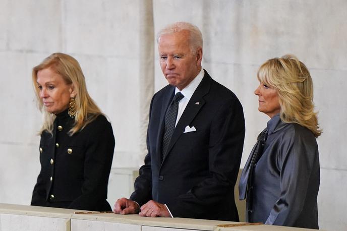 Joe Biden | Ameriški predsednik Joe Biden je v Westminstrski palači postal kakšni dve minuti in se pred krsto s posmrtnimi ostanki kraljice prekrižal. Pred odhodom pa je še položil roko na prsi. | Foto Reuters