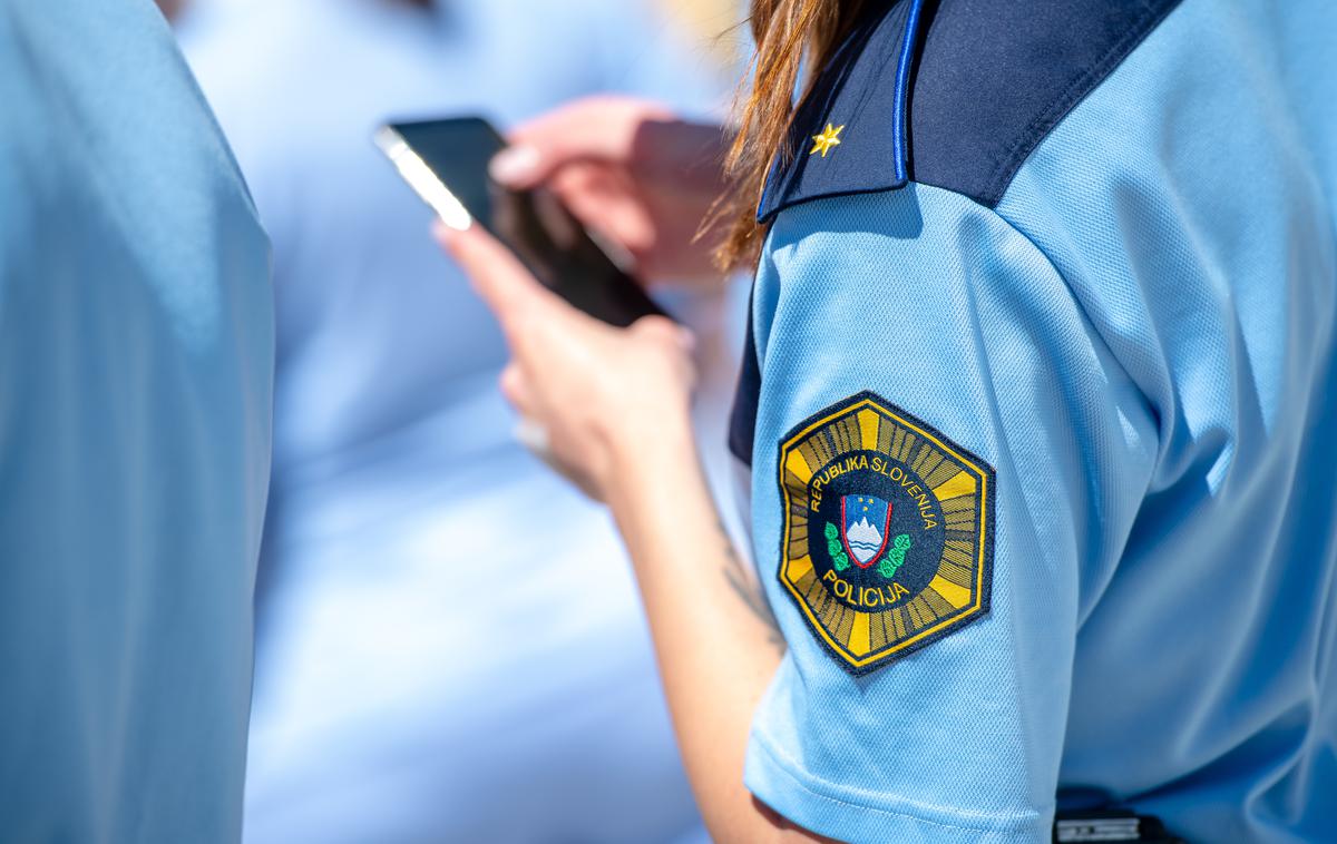 slovenska policija, policija, policistka | Kot so opisali, goljufi po e-pošti pošljejo lažno sporočilo, na primer v imenu družbe Halcom. V sporočilu je poleg lažne navedbe o nujnosti posodobitve aplikacije priložena povezava do spletne strani, ki je po izgledu identična strani, ki se uporablja za storitve e-bančništva, a se nahaja na nevarni spletni domeni. | Foto Shutterstock