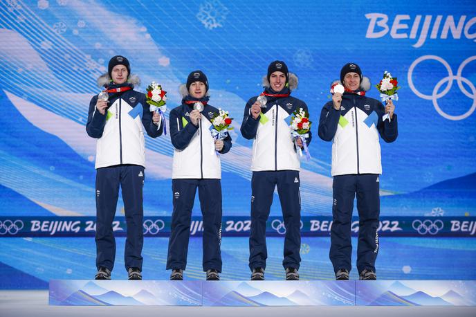 Peking, podelitev medalj, Peter Prevc, Cene Prevc, Timi Zajc, Lovro Kos | Lovro Kos, Cene Prevc, Timi Zajc in Peter Prevc so prejeli odličja za naslov ekipnih olimpijskih podprvakov. | Foto Anže Malovrh/STA