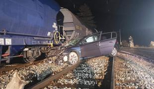Pri Sevnici trčila vlak in avtomobil #foto