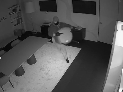 Vlomili v razstavni salon in ukradli več vrednih kosov pohištva #video