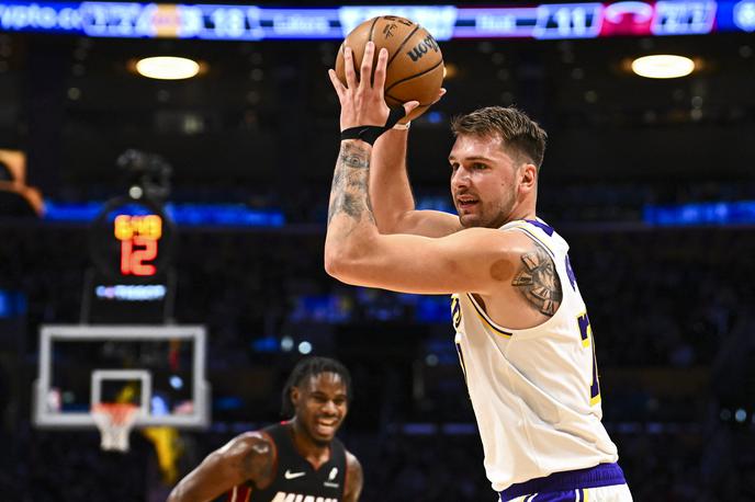 Los Angeles Lakers, Luka Dončić | Luka Dončić z Lakersi gosti Miami Heat. | Foto Reuters