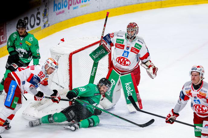 Sebastian Dahm | Vratar Celovca Sebastian Dahm se je na petkovi tekmi v Ljubljani težje poškodoval. Čakata ga operacija in dolgo okrevanje, tako da je zanj sezone konec, pravijo v koroškem taboru. | Foto Aleš Fevžer
