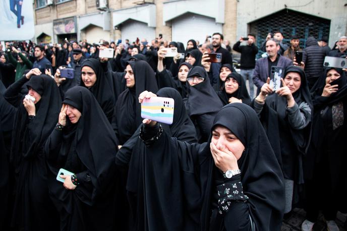 Iran žalovanje | Ebrahima Raisija bodo v četrtek zvečer pokopali v njegovem rojstnem mestu Mašhad. | Foto Reuters