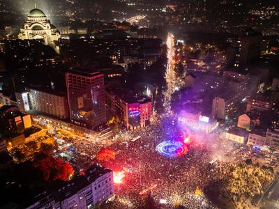 Zgodovinska noč v Srbiji: ljudje na ulicah množično slavili