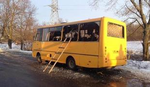 Raketa zadela avtobus na vzhodu Ukrajine in ubila več civilistov