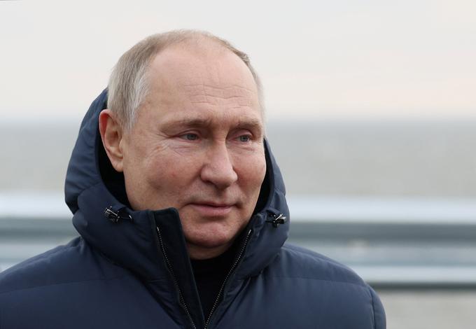 Ruski predsednik Vladimir Putin je v četrtek napovedal nadaljevanje tovrstnih napadov kljub ostrim kritikam Zahoda, ki izpostavljajo milijone Ukrajincev, ki so se posledično znašli v mrazu in temi. | Foto: Reuters