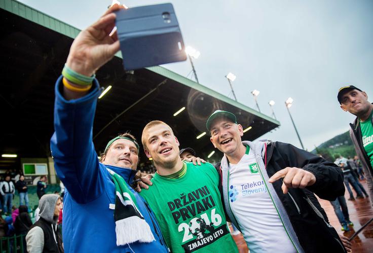Z navijači Olimpije je stkal posebno in močno vez. | Foto: Vid Ponikvar
