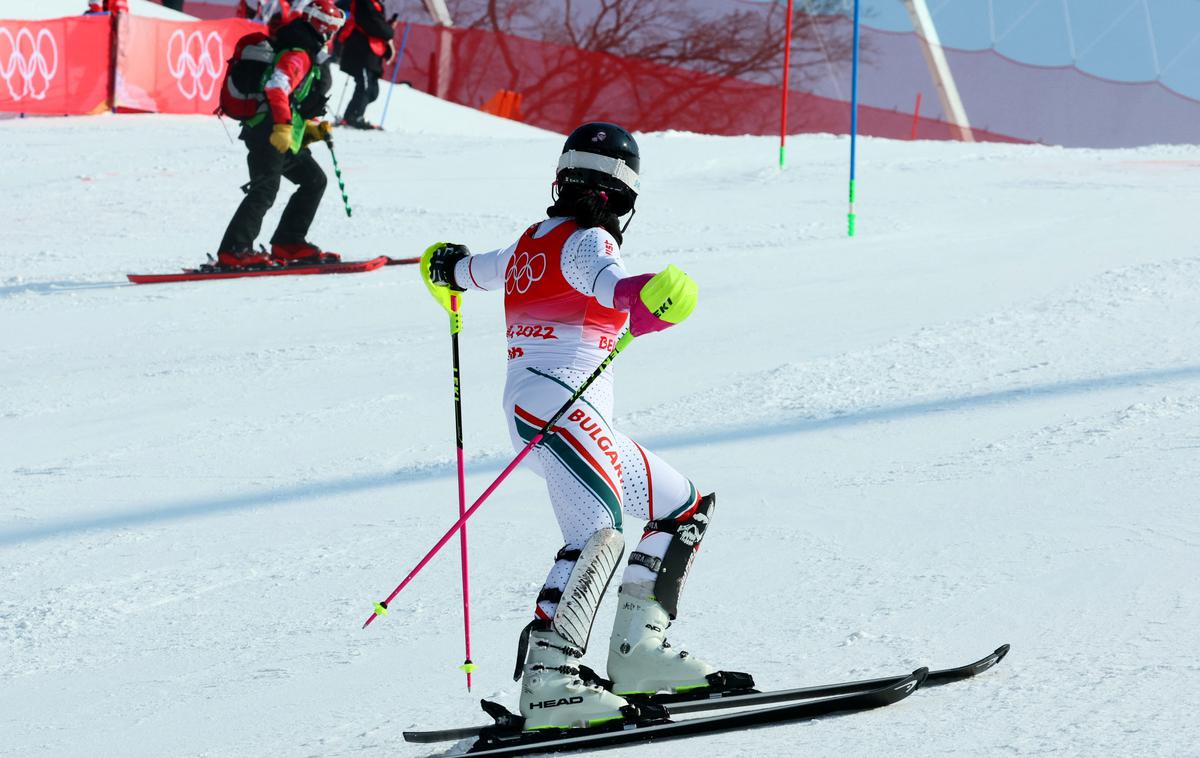 Eva Vukadinova | Bolgarsko smučarko Evo Vukadinovo je med slalomsko vožnjo presenetil delavec na progi. | Foto Guliverimage