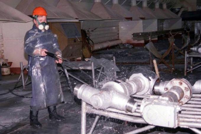 Nevarnost dela na pogorišču zgradbe je bila po mnenju mnogih človekoljubnih organizacij nekaj, s čimer sovjetske oblasti zaradi skrbi, da se bodo uprli, delavcev ni seznanila.  | Foto: Thomas Hilmes/Wikimedia Commons