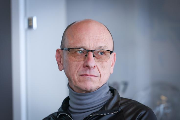 Jani Goltes: "Po končani strojni fakulteti sem imel možnost iti delat v podjetje ali pa kaj ustvariti v domači garaži. Na očetovo nesrečo sem se odločil za slednje."  | Foto: Ana Kovač