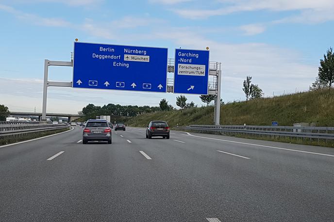 Nemčija avtocesta | Nemčija namerava cestnino zaračunavati na avtocestah in zveznih cestah. Predvideno je, da bodo morali vozniki kupiti vinjete, katerih cena bo odvisna od prostornine motorja in njegove prijaznosti do okolja. | Foto Gregor Pavšič