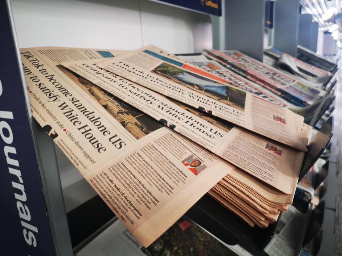 Listanje časopisov je na letališču v Frankfurtu še dovoljeno. | Foto: Gregor Pavšič