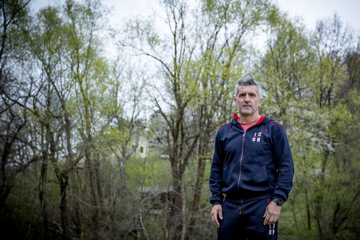 "Starši so neučakani. Želeli bi, da bi njihovi sinovi čim prej napredovali. Sam pa dobro vem, kako poteka proces. Potrebna je potrpežljivost, saj so otroci različni. Nekateri pridejo z danim talentom in takoj razumejo vaje, nekateri pa ne razumejo popolnoma ničesar. S takimi je treba pozorno delati, zato gre proces počasneje. Nekateri starši pa bi radi, da delamo vse, kar je seveda nemogoče. Potem pa čez eno leto opazijo razliko, napredek, pa osvojimo turnir in igramo res dobro. Takrat jim ni pa nič jasno," se trudi, da bi zlasti preveč ambicioznim staršem pravočasno pojasnil, kako lahko koristijo in vplivajo na otroke, da jim ne škodujejo na njihovi nogometni poti.  | Foto: Ana Kovač