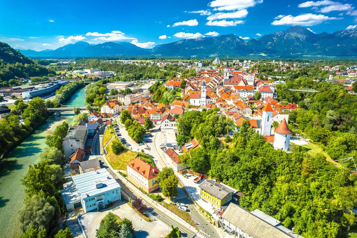 Na območju Kranja so v zgodnjem srednjem veku verjetno še živeli romansko govoreči prebivalci, tako da so Slovani prevzeli romansko ime Karnju/Karnu (iz latinsko Carnium, izg. Karnium) in ga pozneje preoblikovali v Kranj (na fotografiji). Predslovanskega izvora je tudi ime reke Kokre, ki se izliva v Savo v Kranju. Blizu je tudi sotočje Sore in Save (približno 14 kilometrov južneje od Kranja), kar nakazuje, da so tudi ime reke Sore Slovani morda prevzeli od romansko govorečih prebivalcev. Morda je ime Sora oziroma Saura pomenilo pritok reke Save (Sau-ra?). Latinsko ime za reko Savo je bilo Sauus. | Foto: Guliverimage