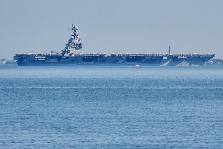Letalonosilka USS Gerald R. Ford, ki sodeluje v vojni proti Iranu, je ta mesec doživela 30-urni požar, v katerem je brez postelje ostalo 600 mornarjev. | Foto: Guliverimage