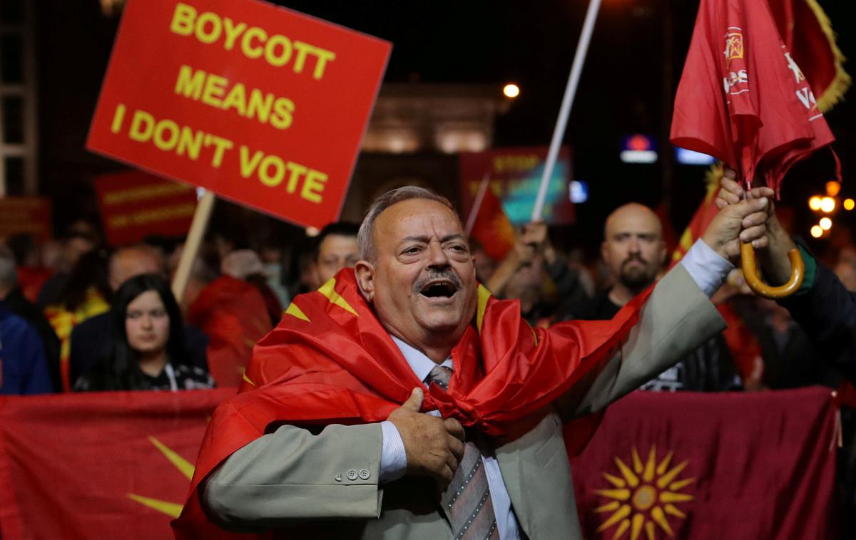 Referendum v Makedoniji | Nasprotniki spremembe imena Makedonije so v nedeljo zvečer v Skopju vzklikali gesla v podporo bojkotu referenduma. | Foto Reuters