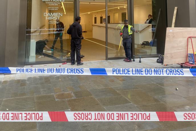 Galerija London Damien Hirst | Policisti so območje ogradili s policijskim trakom. | Foto Siol.net